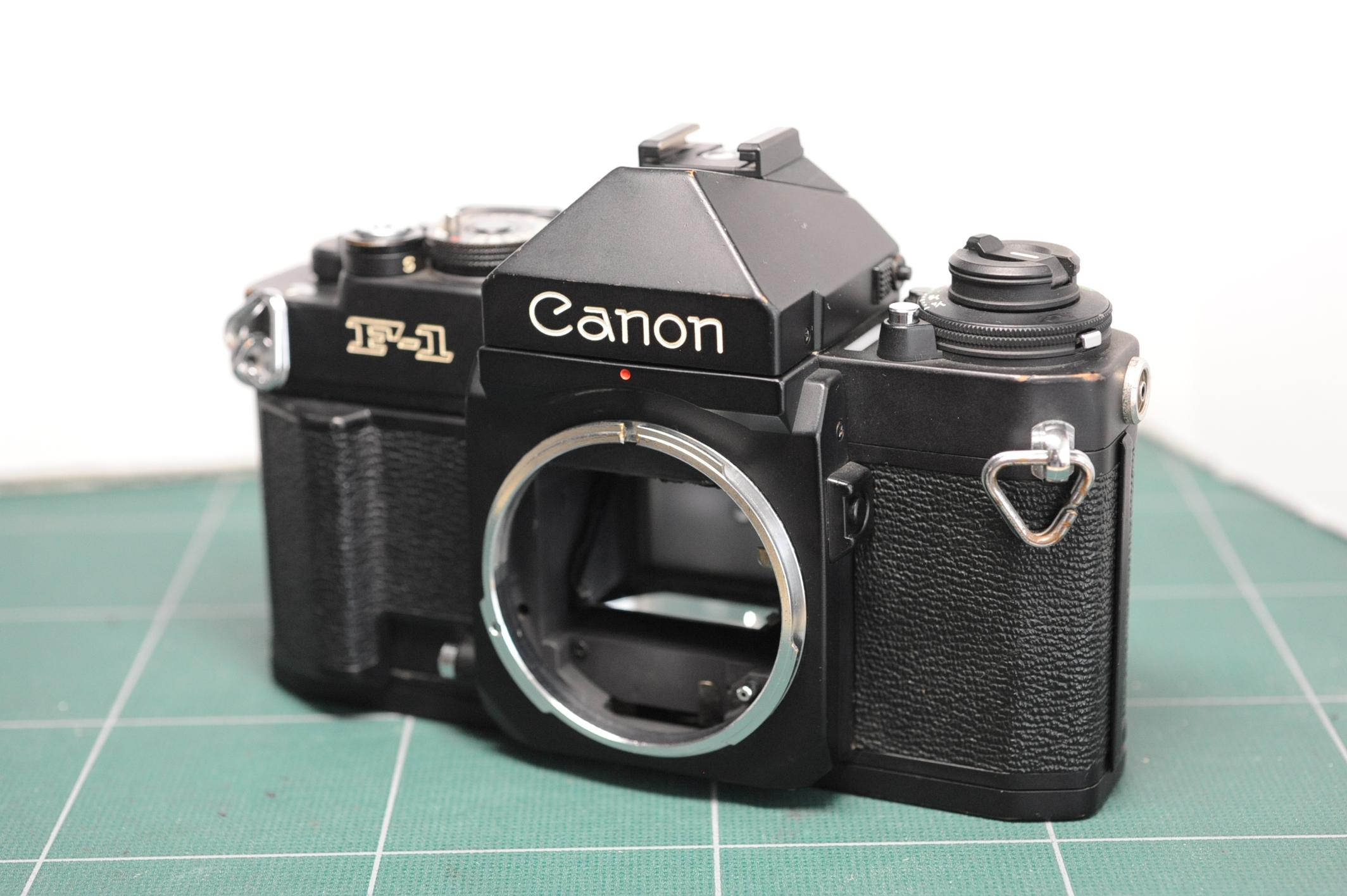 キヤノン・New F-1のカメラ修理 | カメラ修理のヨコタカメラ