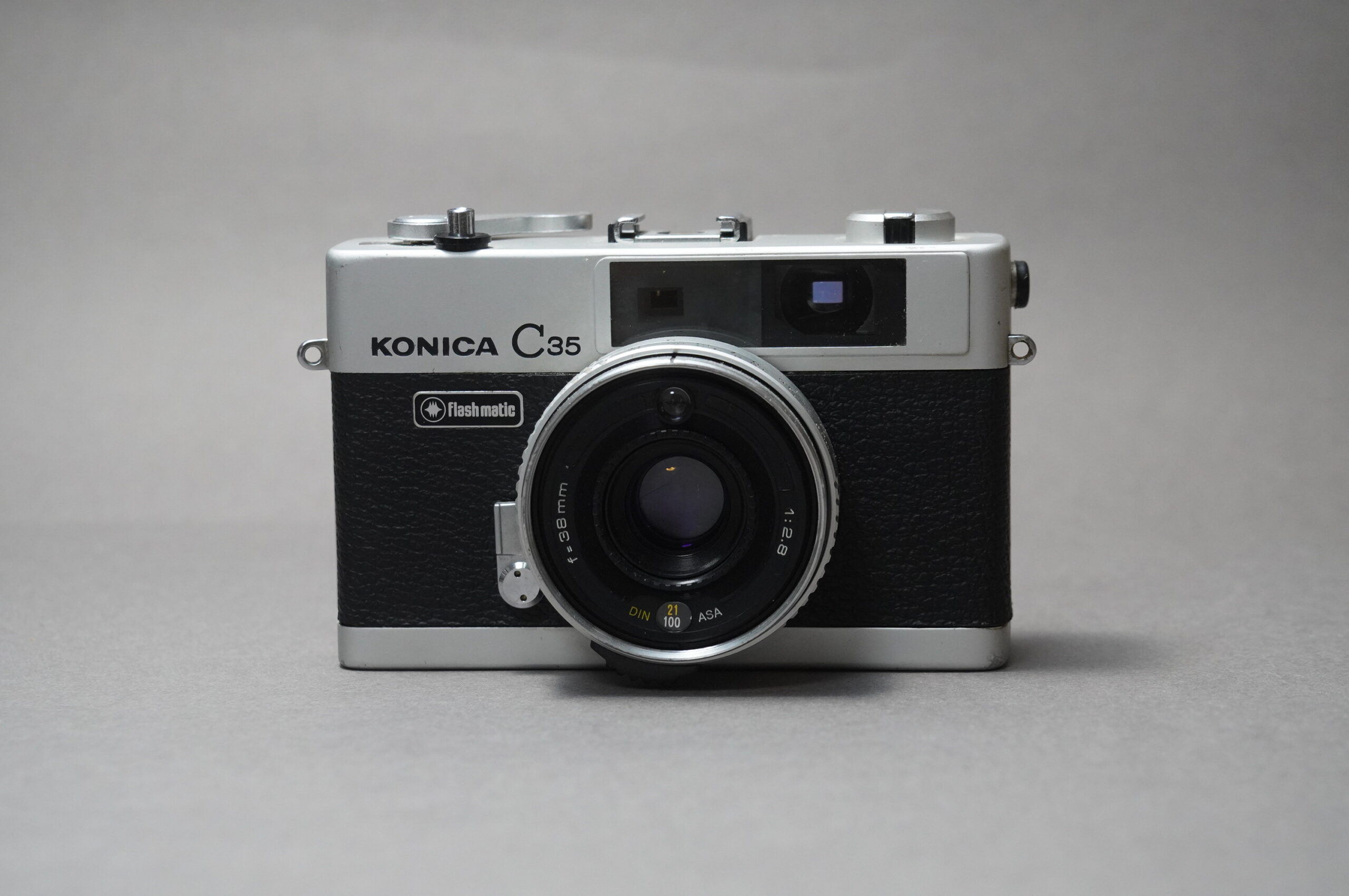 コニカC35正面
